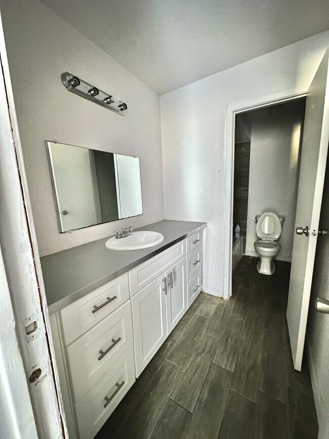 Baño - Armarios nuevos - 12658 Ashford Meadow Dr