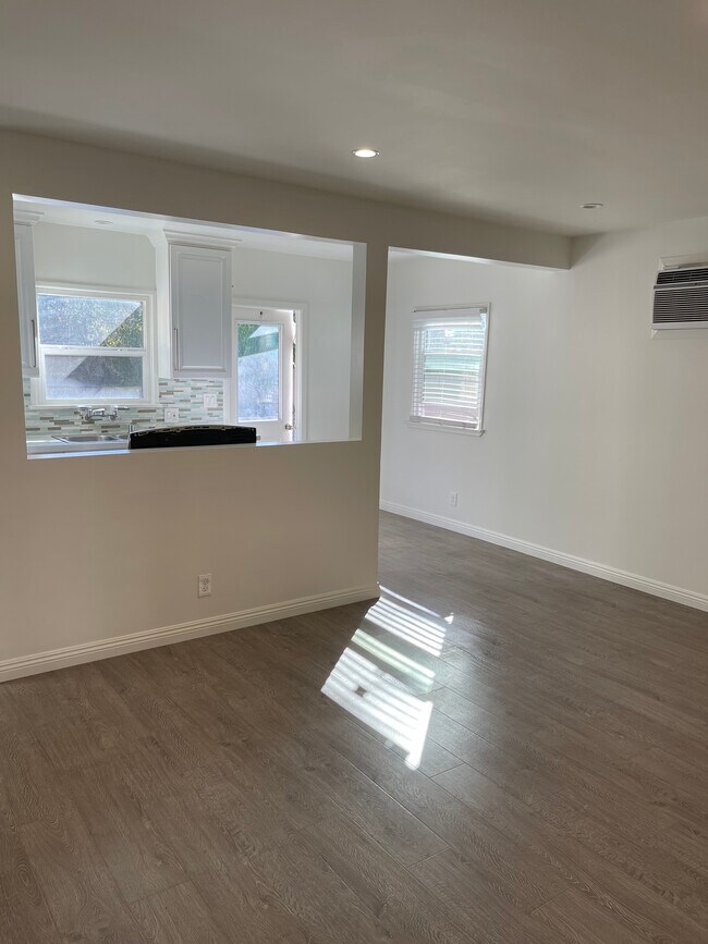 Spacious living area with breakfast/dining area - 2823 Hermosa Ave