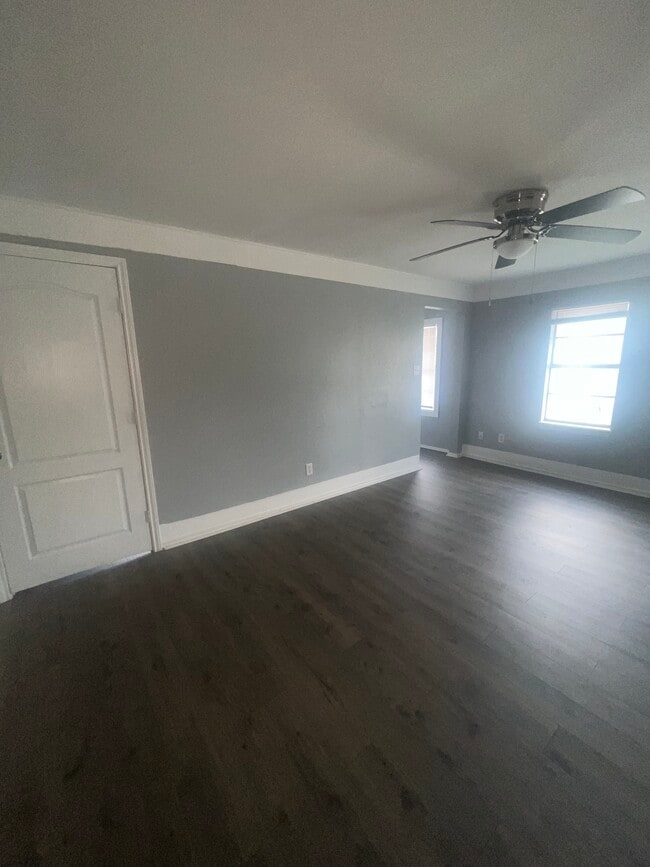 Building Photo - 302 W Alice Ave