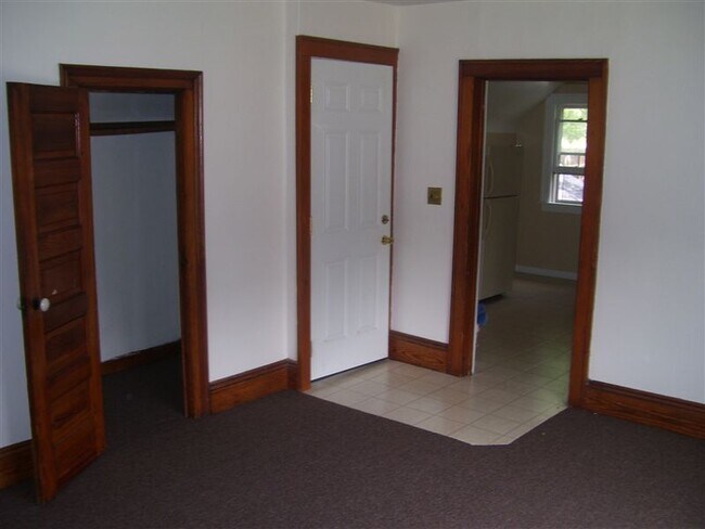 Building Photo - 1 br, 1 bath Apartment - 411 Spencer St NE #2