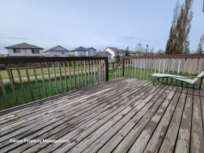 Building Photo - 6035-6034 4 Ave SW