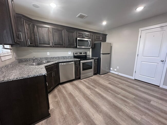 Building Photo - 550 Trails End