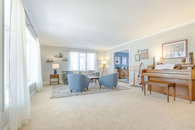 Building Photo - Fully Furnished 5 Bedroom 2.5 Bathroom in Madison, WI