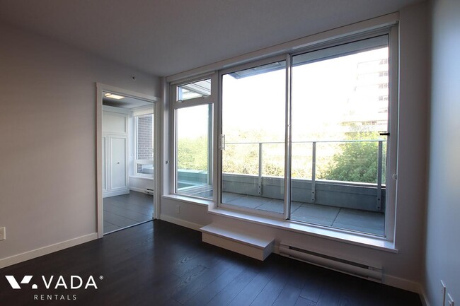 Building Photo - Wall Centre Central Park Apartment For Ren...