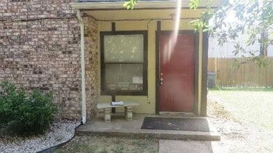 Building Photo - 800 Bluebonnet Dr
