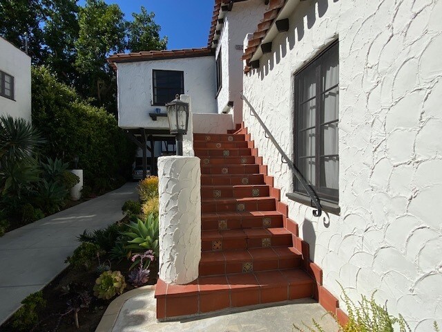 STAIRWAY TO APARTMENT - 1841 Kelton Ave