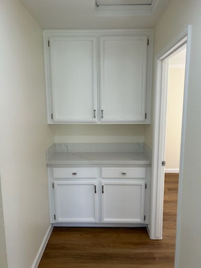 Building Photo - 3 Bedroom 2 Bathroom Availble now in the h...