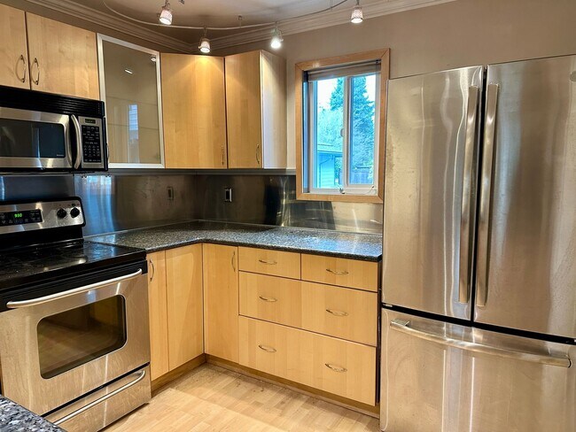 Building Photo - Two Story Condo in Downtown Bellevue