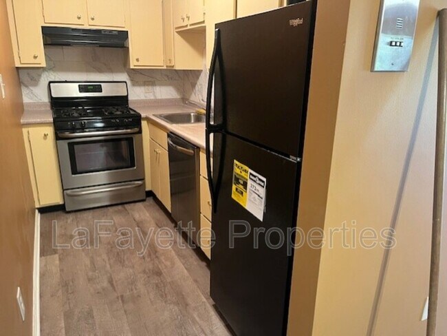 Building Photo - 10 Kenmar Dr