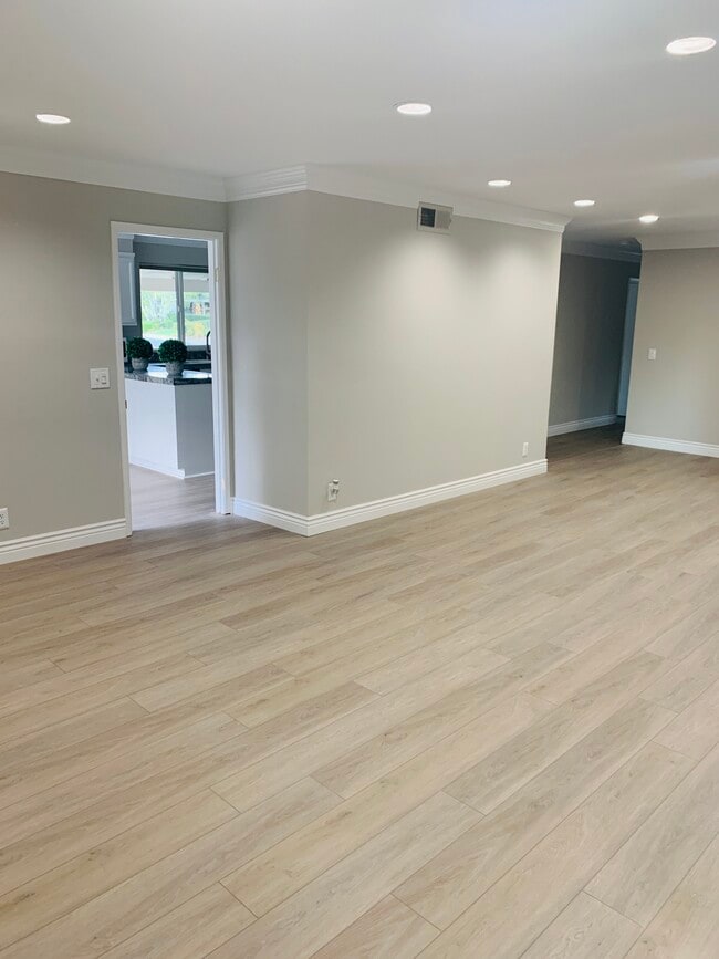 Building Photo - 501 Amherst Ct