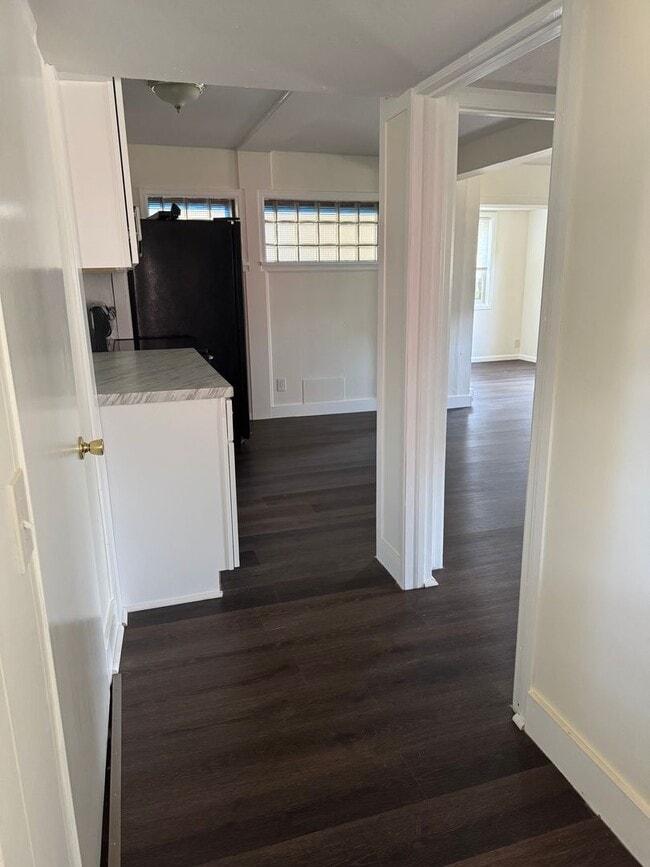 Building Photo - One Bedroom Lower Apartment