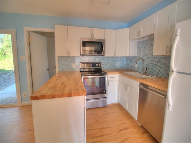 Building Photo - Recently Renovated 3 Bedroom 2 Bath Home i...