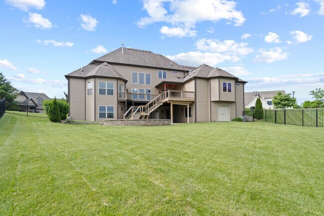 Building Photo - Large 5 Bedroom Home W/ Fenced yard