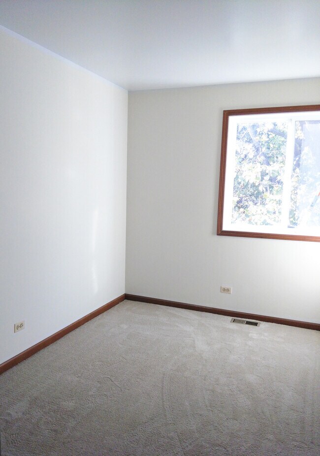 Building Photo - 2702 Prairieview Ln S