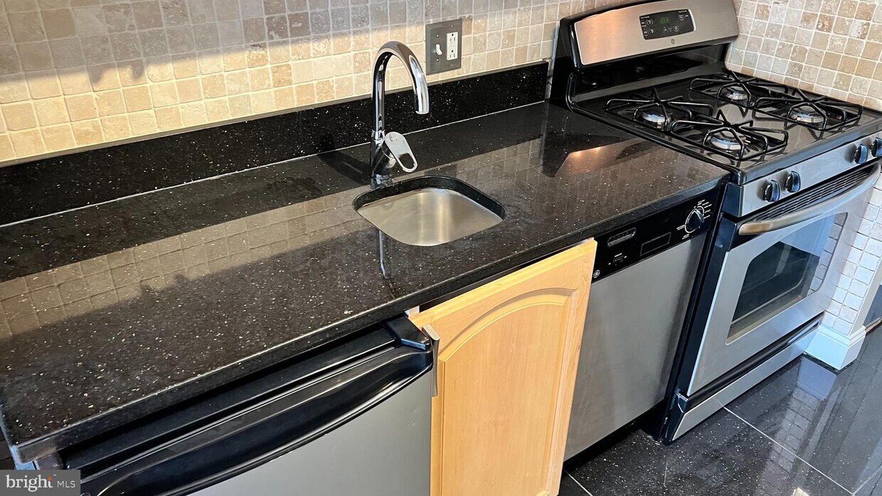 5500 Friendship Blvd Unit 1105N, Chevy Chase, MD 20815 Room for Rent