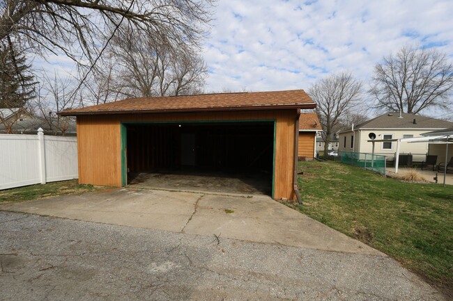 Building Photo - 2 Bedroom 1 Bath