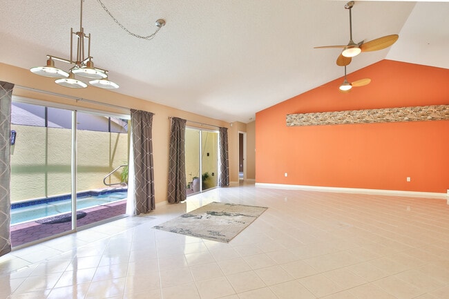Large open living/dining area - 4700 Tivoli Ave
