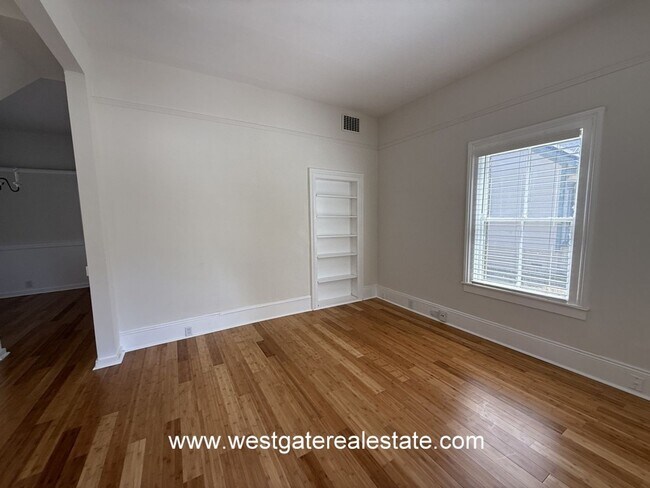 Building Photo - 305 4th St