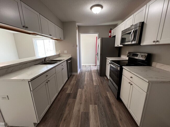 Foto del edificio - Lovely two bedroom two bath duplex in Hubert. NEW PAINT & NEW FLOORING THROUGHOUT. Just minutes t...