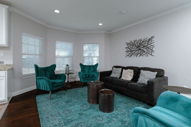 Building Photo - 3051 Falls Dr