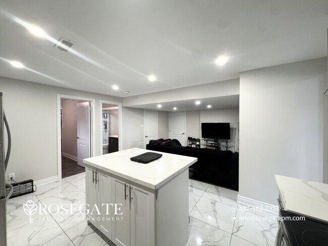 Photo du bâtiment - Spacious 2-Bedroom Basement Apartment with Parking & Walk-In Closet