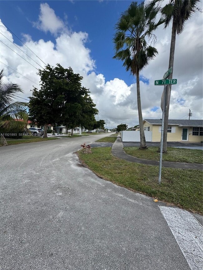 Foto del edificio - 640 N 71st Terrace