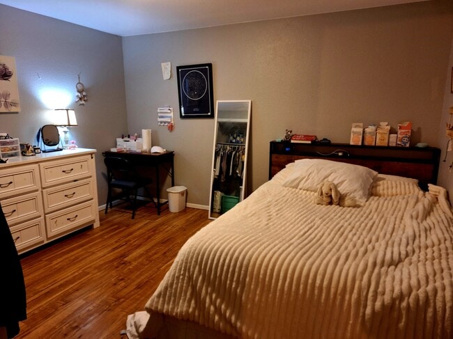 Building Photo - 1917 Oakwood Dr