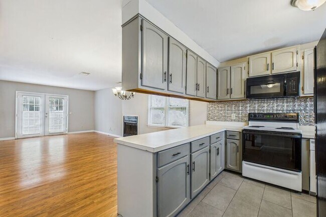 Building Photo - UNCG Area – Chancellors Court Townhomes. W...