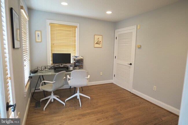 Building Photo - 4536 Fairfield Dr