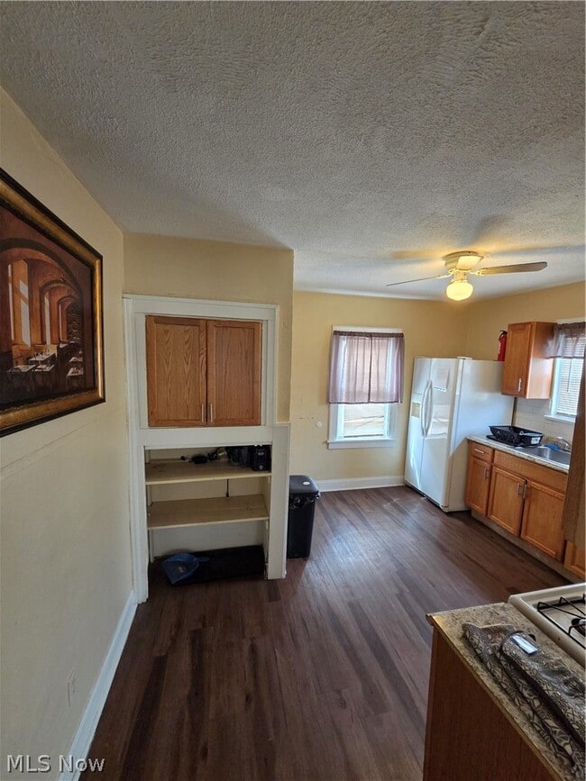 Building Photo - 22031 Miller Ave