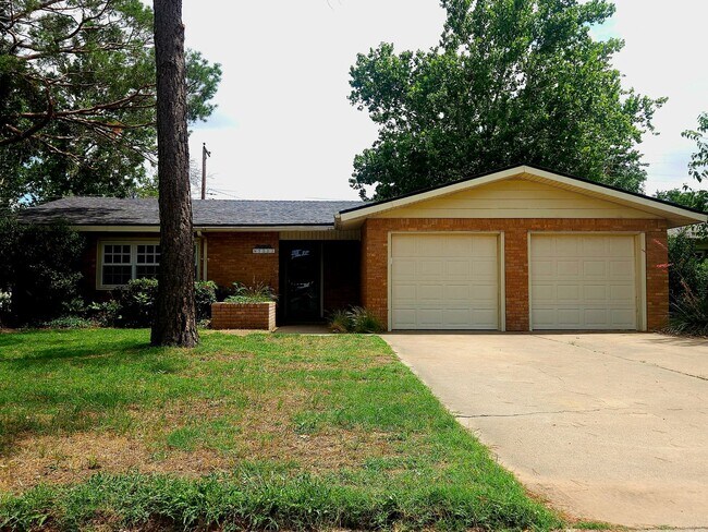 Foto del edificio - Beautiful 3 Bedroom Home With A Huge Bonus...