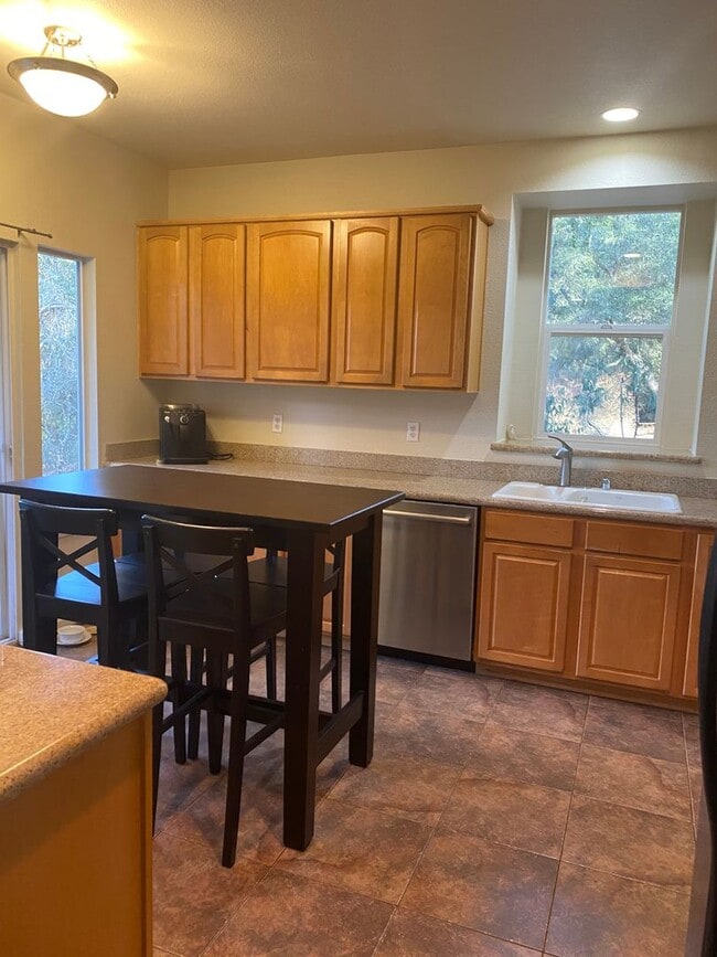 Building Photo - Spacious Ground-Floor 3BD/2BA Condo in Prime Scotts Valley Location