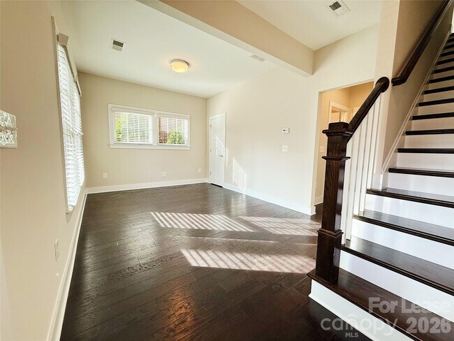 Building Photo - 1424 W 4th St