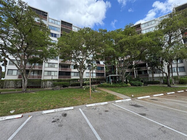 Building Photo - 4222 Inverrary Blvd