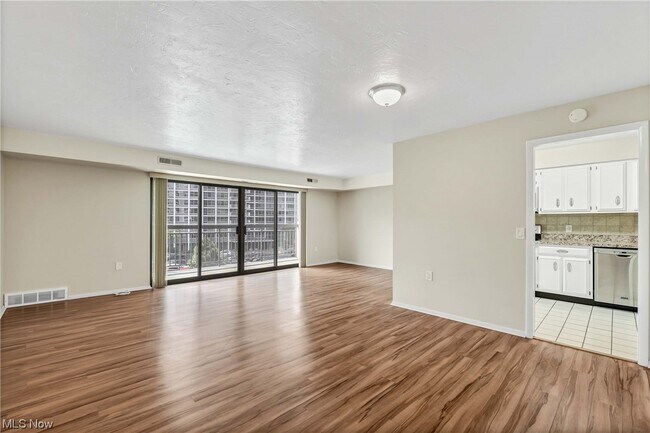 Foto del edificio - 12550 Lake Ave