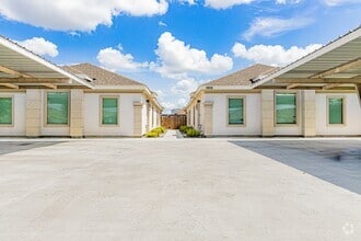 Building Photo - 5808 Sandpiper Ave