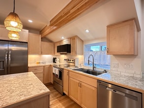 Building Photo - 533 1/2 E 5th St