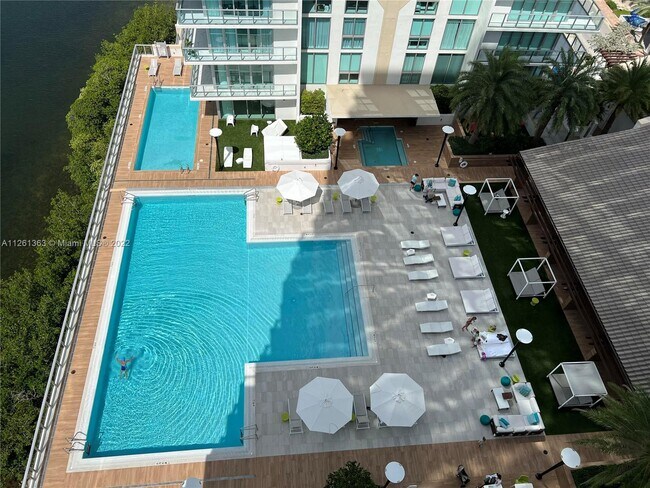 Foto del edificio - 300 Sunny Isles Blvd
