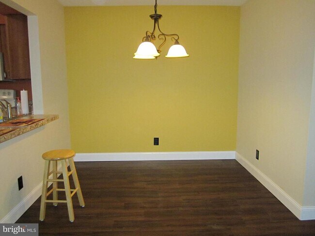 Building Photo - 302B Mitten Ln