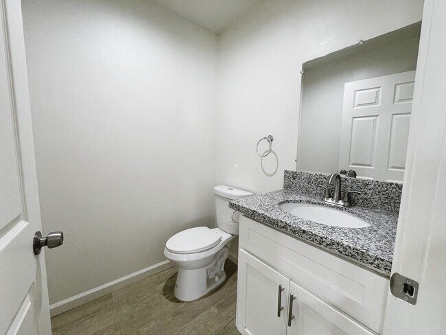 Building Photo - 404 Covey Ave
