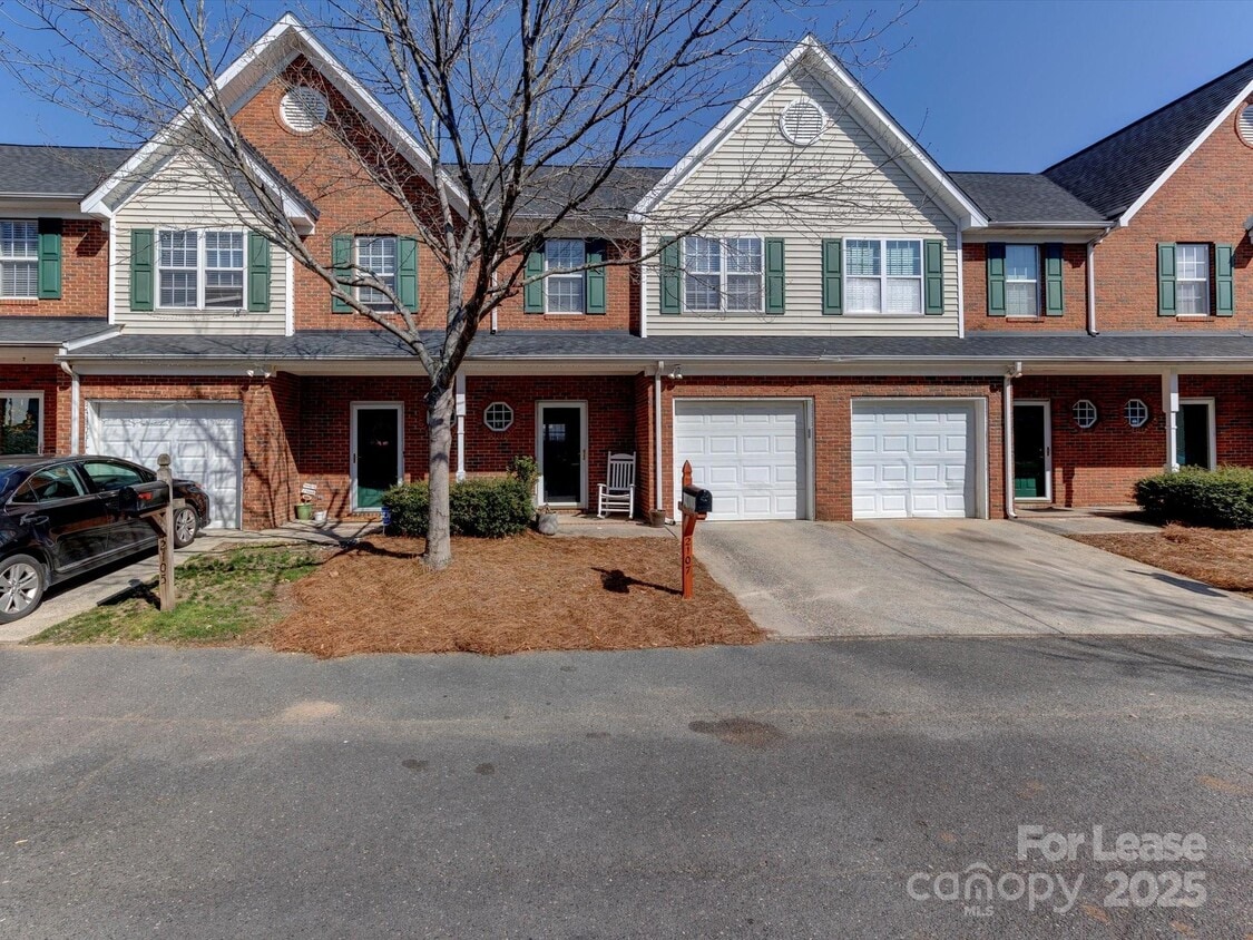 Foto principal - 2107 Lennoxshire Square Ct