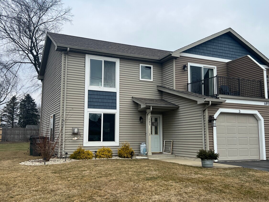 685 N Cogswell Dr, Silver Lake, WI 53170 Townhome Rentals in Silver