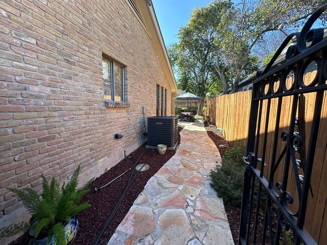 Building Photo - 2-BEDROOM GARDEN HOME IN ALAMO HEIGHTS