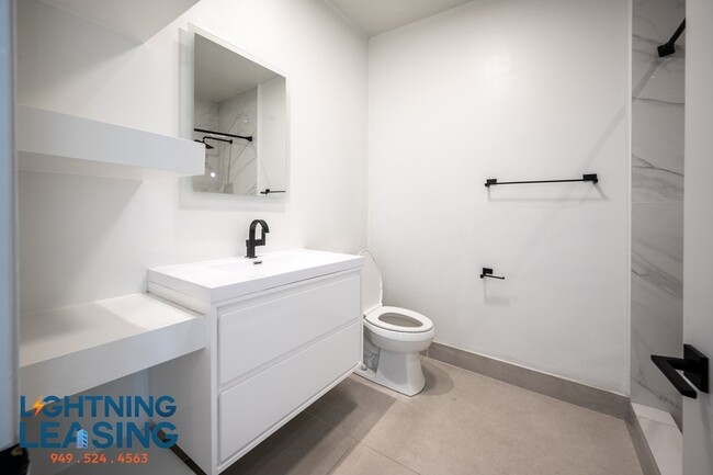 Building Photo - Sleek and Spacious Two-Bedroom with Breath...