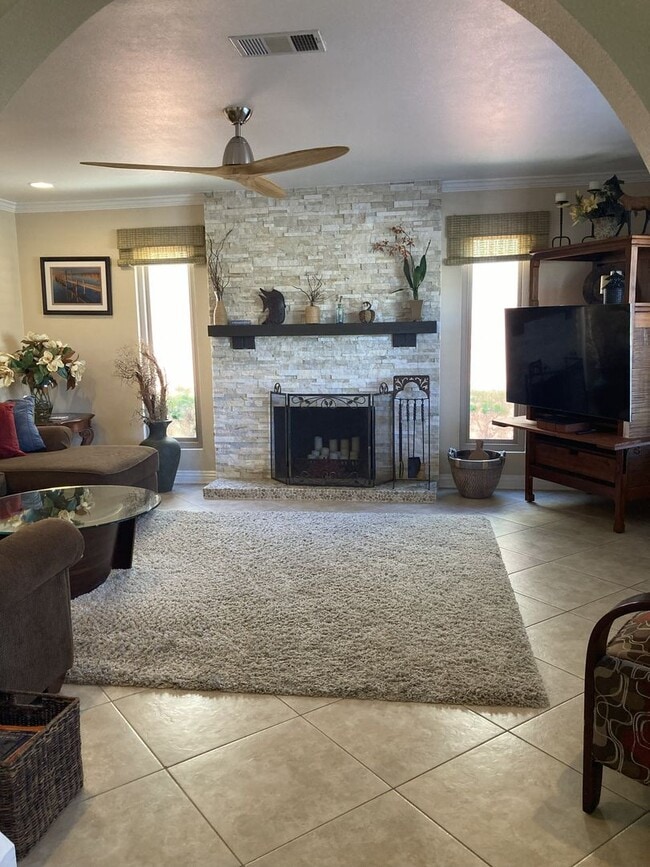 Building Photo - Relaxing Condo just steps away from the be...