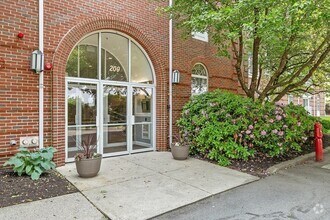 Building Photo - 200 Captains Row