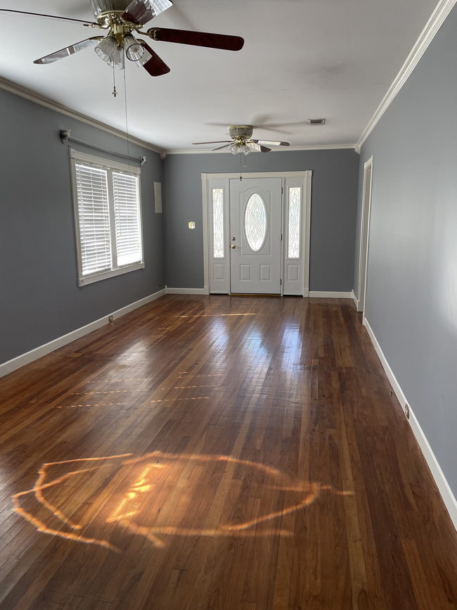 living room, view from kitchen - 15693 E Main St