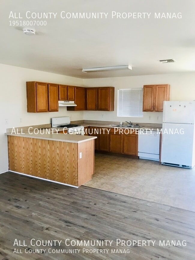 Building Photo - ~MOVE IN SPECIAL~ 3 Bed 2 Bath Townhome in...