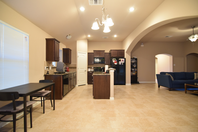 Building Photo - 708 W Gemini Ln