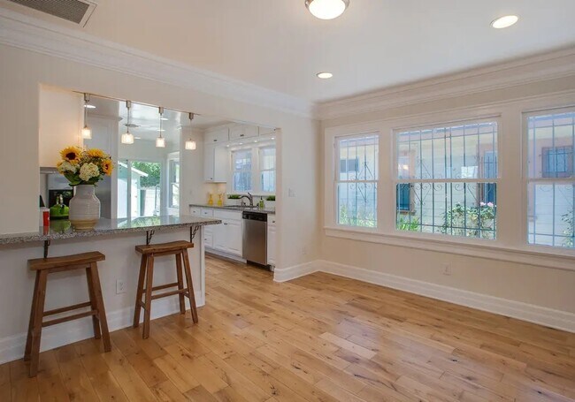 Foto del edificio - 1763 W 39th St